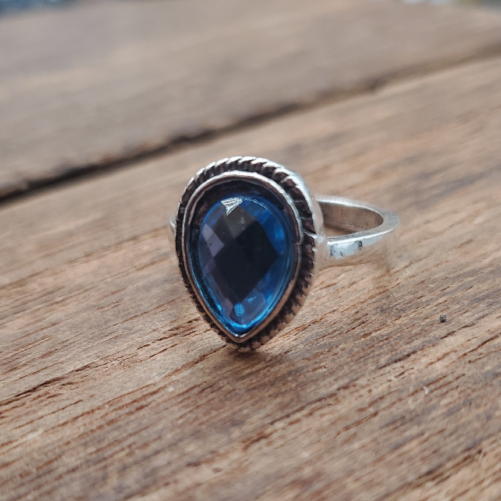 Elegant‎ Blue Teardrop Silver Tone Ring Size 6.5 R824